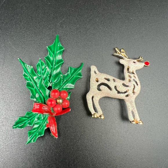 Two Christmas Brooches Reindeer Holly - Picture 4 of 12